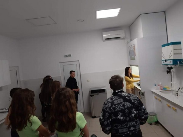 Осмокласници от ПХГ “Св.Св. Кирил и Методий” посетиха лаборатория за физикохимичен анализ “Зария Арома“