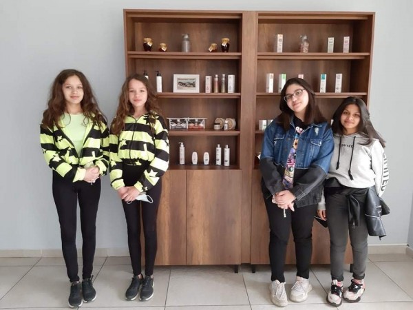 Осмокласници от ПХГ “Св.Св. Кирил и Методий” посетиха лаборатория за физикохимичен анализ “Зария Арома“