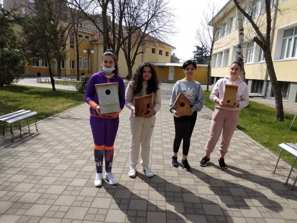 Кирковци поставиха къщички за птици в  двора на училището