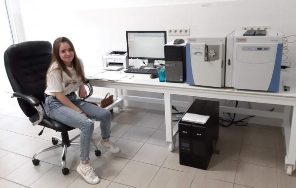 Осмокласници от ПХГ “Св.Св. Кирил и Методий” посетиха лаборатория за физикохимичен анализ “Зария Арома“