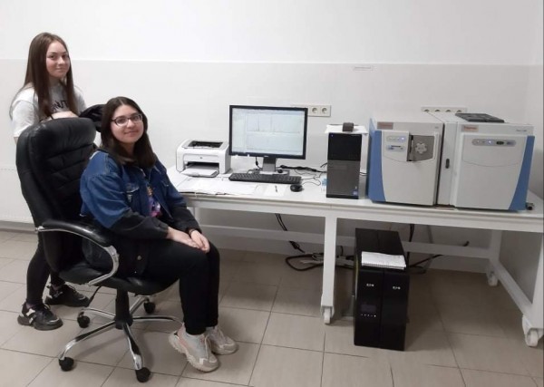 Осмокласници от ПХГ “Св.Св. Кирил и Методий” посетиха лаборатория за физикохимичен анализ “Зария Арома“