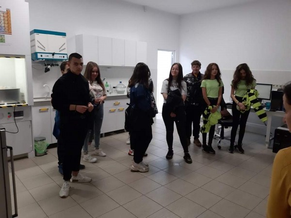 Осмокласници от ПХГ “Св.Св. Кирил и Методий” посетиха лаборатория за физикохимичен анализ “Зария Арома“