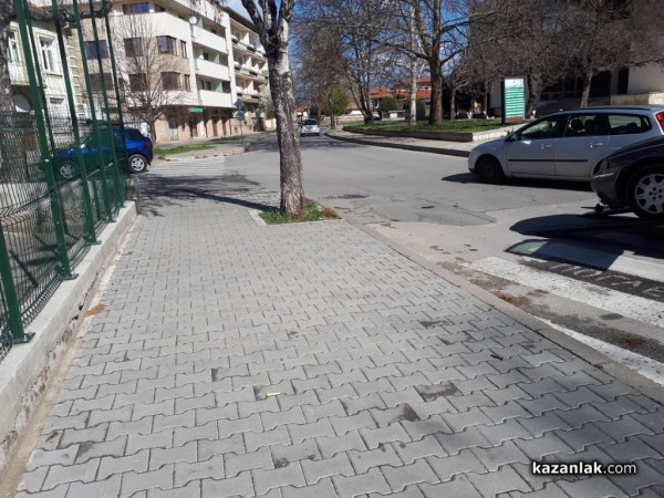 Кола се блъсна в бордюр до Културния дом