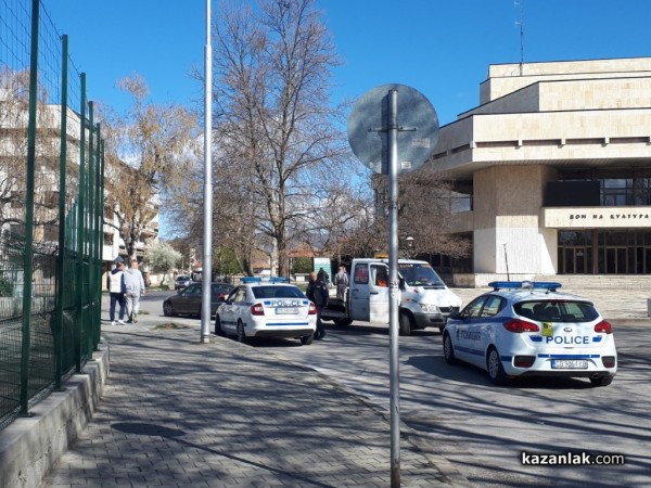 Кола се блъсна в бордюр до Културния дом