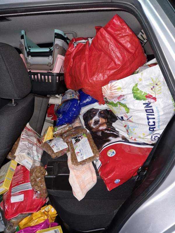 Казанлъчани доставиха над 350 кг храна за животните в Украйна