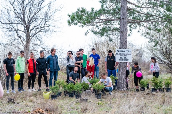Абитуриенти от хуманитарната гимназия засадиха горичка и я кръстиха на класния си