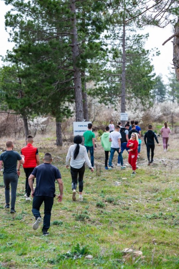 Абитуриенти от хуманитарната гимназия засадиха горичка и я кръстиха на класния си