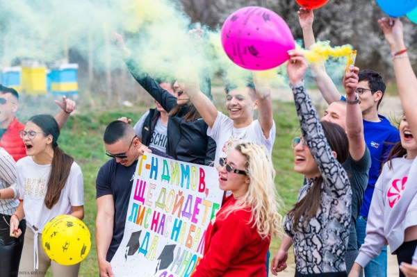 Абитуриенти от хуманитарната гимназия засадиха горичка и я кръстиха на класния си