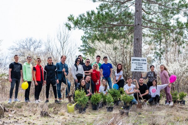 Абитуриенти от хуманитарната гимназия засадиха горичка и я кръстиха на класния си