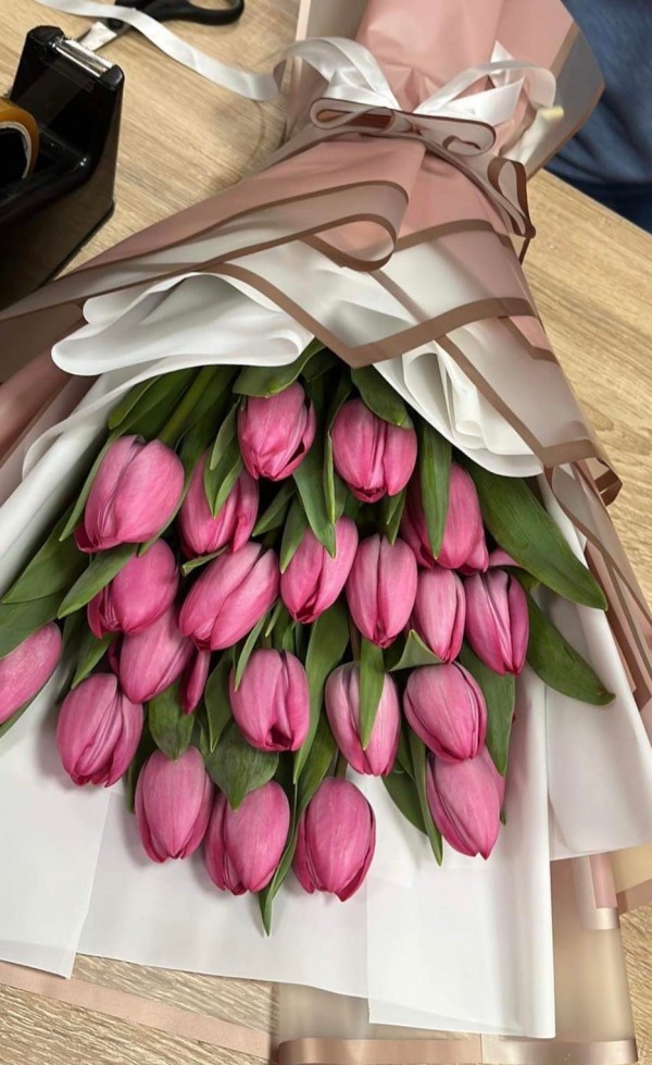 Театър с изненада. 12 Б клас от ПХГ “Св.Св. Кирил и Методий” покани своята класна на бала от сцената на театъра