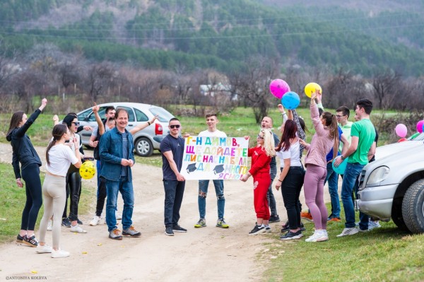 Абитуриенти от хуманитарната гимназия засадиха горичка и я кръстиха на класния си