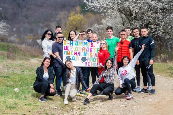 Абитуриенти от хуманитарната гимназия засадиха горичка и я кръстиха на класния си