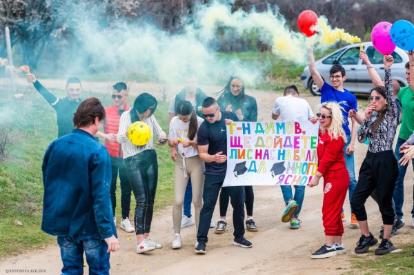 Абитуриенти от хуманитарната гимназия засадиха горичка и я кръстиха на класния си