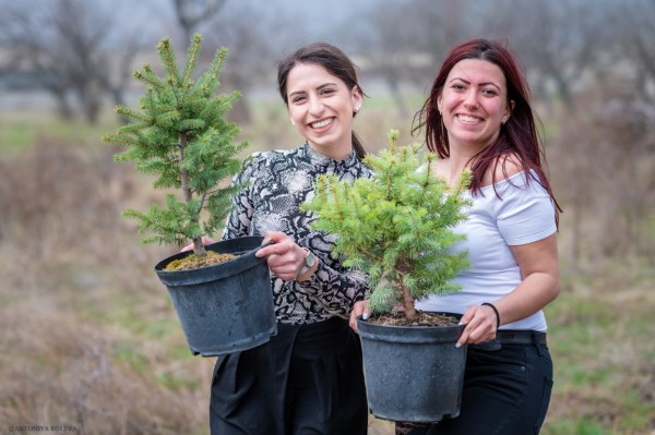 Абитуриенти от хуманитарната гимназия засадиха горичка и я кръстиха на класния си