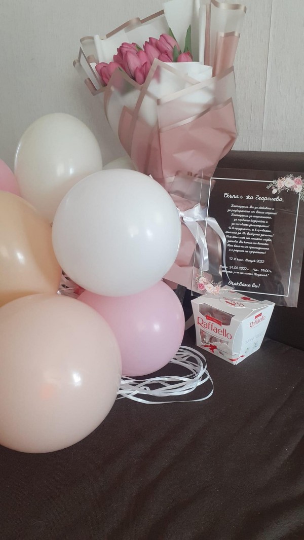 Театър с изненада. 12 Б клас от ПХГ “Св.Св. Кирил и Методий” покани своята класна на бала от сцената на театъра