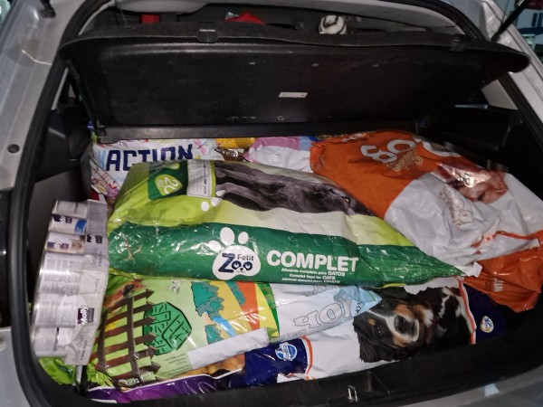 Казанлъчани доставиха над 350 кг храна за животните в Украйна