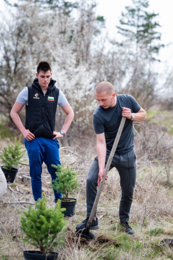 Абитуриенти от хуманитарната гимназия засадиха горичка и я кръстиха на класния си