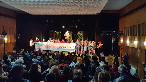 Театър с изненада. 12 Б клас от ПХГ “Св.Св. Кирил и Методий” покани своята класна на бала от сцената на театъра