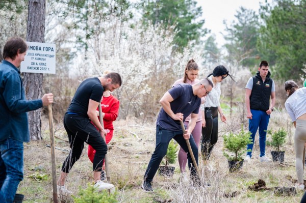 Абитуриенти от хуманитарната гимназия засадиха горичка и я кръстиха на класния си