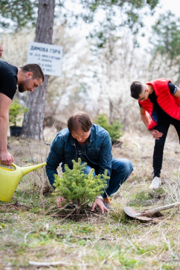 Абитуриенти от хуманитарната гимназия засадиха горичка и я кръстиха на класния си