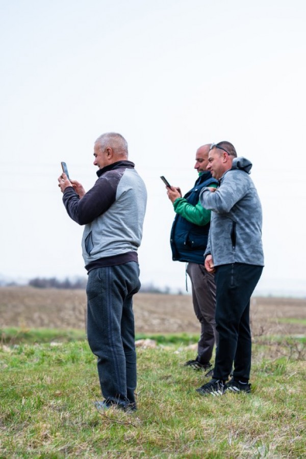 Абитуриенти от хуманитарната гимназия засадиха горичка и я кръстиха на класния си