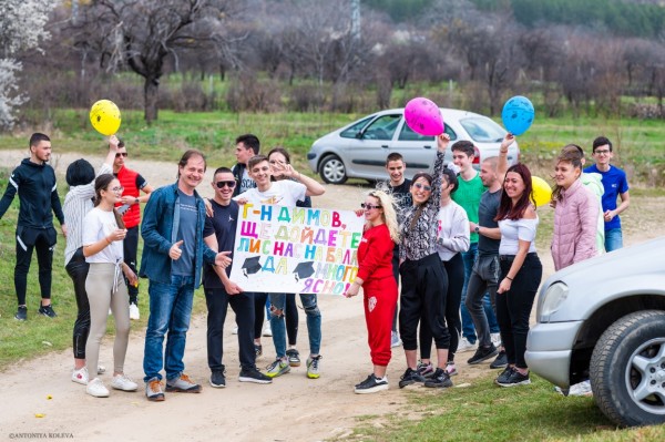 Абитуриенти от хуманитарната гимназия засадиха горичка и я кръстиха на класния си