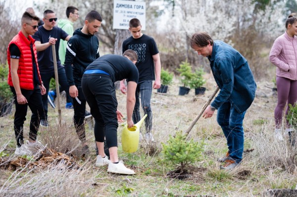 Абитуриенти от хуманитарната гимназия засадиха горичка и я кръстиха на класния си