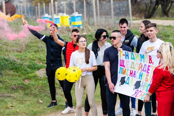 Абитуриенти от хуманитарната гимназия засадиха горичка и я кръстиха на класния си