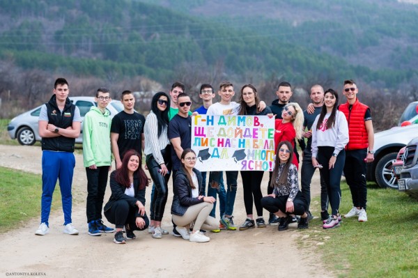 Абитуриенти от хуманитарната гимназия засадиха горичка и я кръстиха на класния си