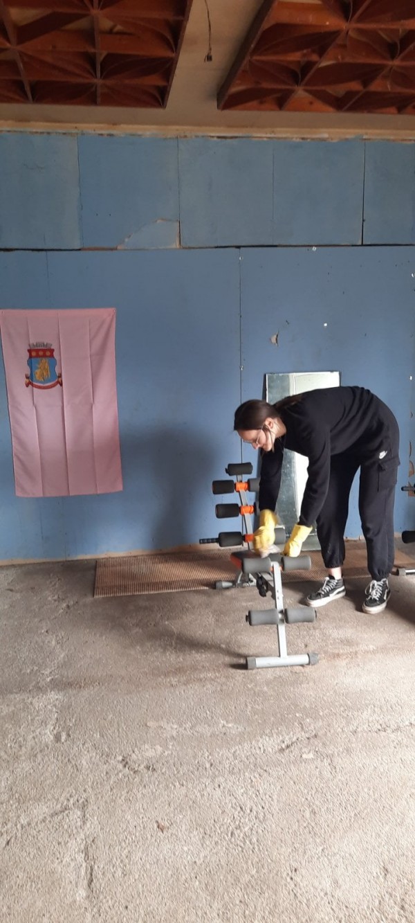 Бившият Младежки дом в Шипка започна да се превръща в спортна зала