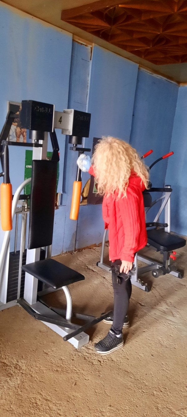 Бившият Младежки дом в Шипка започна да се превръща в спортна зала