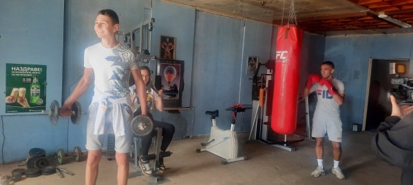 Бившият Младежки дом в Шипка започна да се превръща в спортна зала