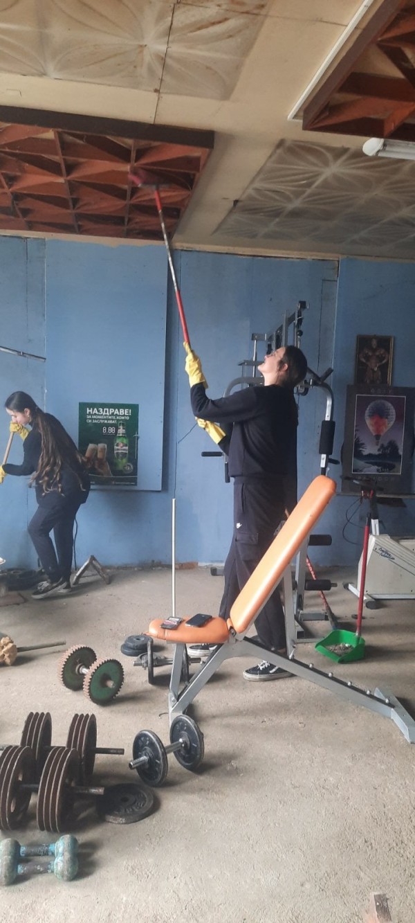 Бившият Младежки дом в Шипка започна да се превръща в спортна зала