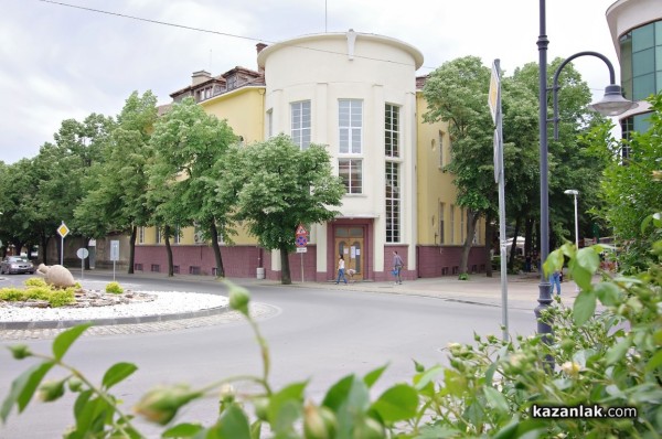 Библиотеката реди изложба в чест на казналъшкия писател Веселин Стоянов / Новини от Казанлък