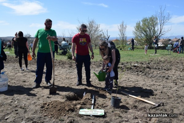 Над 47 семейства засадиха дръвчета в “Гората на децата“ в село Енина 