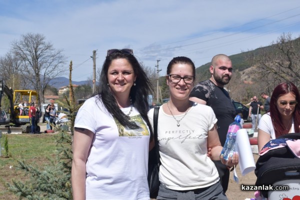 Над 47 семейства засадиха дръвчета в “Гората на децата“ в село Енина 