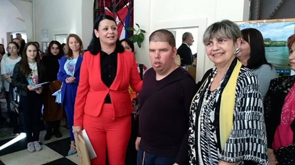 Децата и младежите от детските центрове изненадаха посланика на Куба