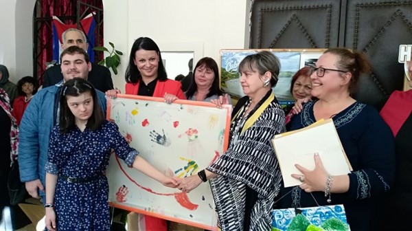 Децата и младежите от детските центрове изненадаха посланика на Куба