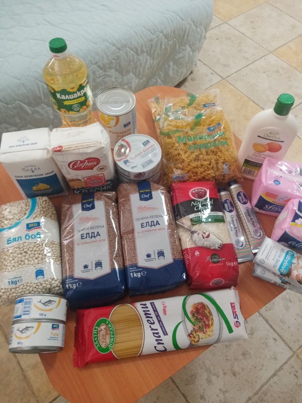 Семейства от Украйна в Казанлък получиха храна и продукти за Великден