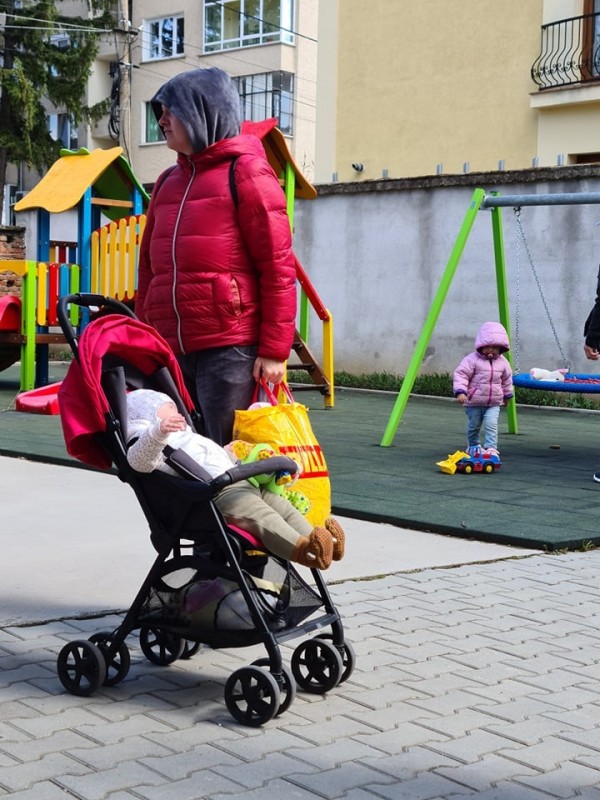 Семейства от Украйна в Казанлък получиха храна и продукти за Великден