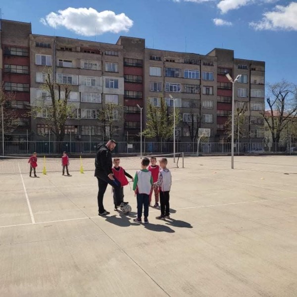 С хубавото време в ОУ“ Георги Кирков“ поставиха началото на спортните предизвикателства