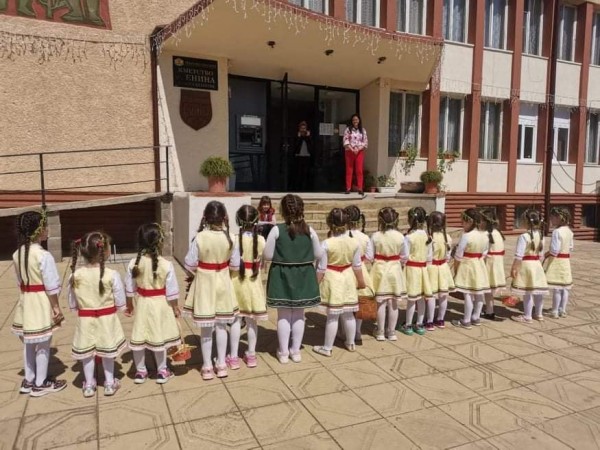 Малки лазарки изненадаха екипа на Кметство Енина