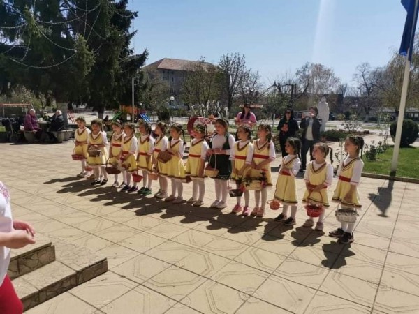 Малки лазарки изненадаха екипа на Кметство Енина