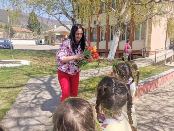 Малки лазарки изненадаха екипа на Кметство Енина