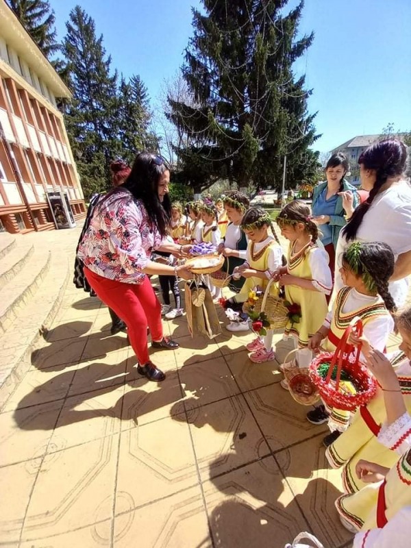 Малки лазарки изненадаха екипа на Кметство Енина