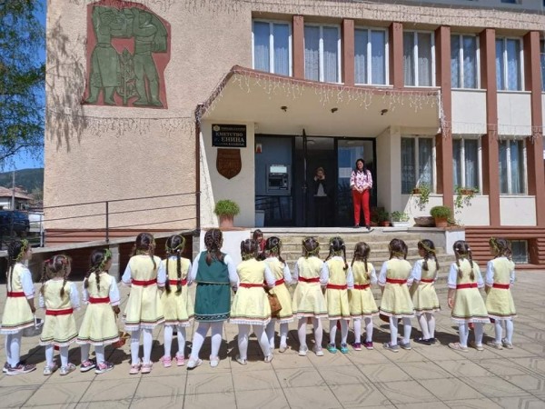 Малки лазарки изненадаха екипа на Кметство Енина