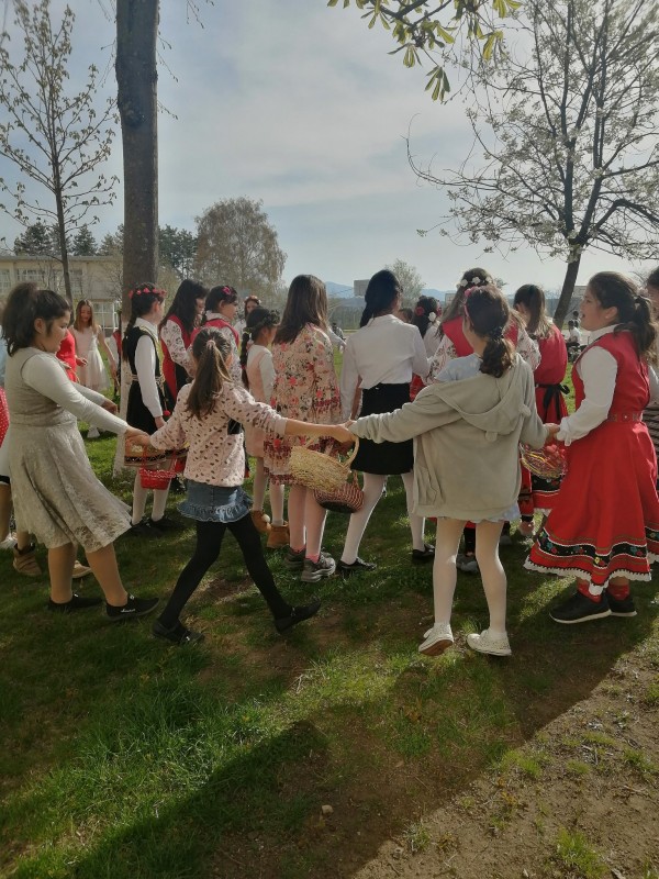  Лазарки изпъстриха двора на СУ “Христо Ботев“ - Павел баня със своите усмивки и младост