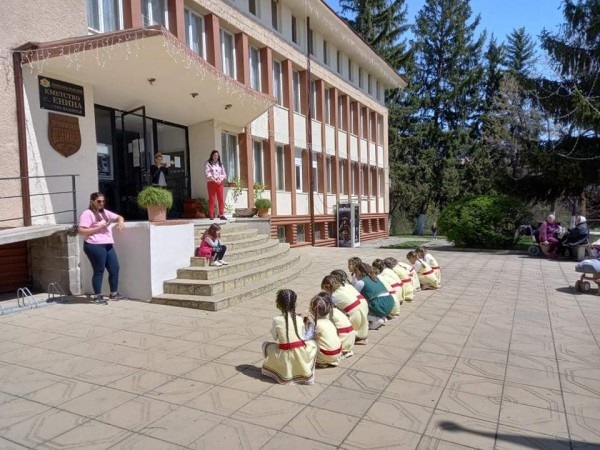 Малки лазарки изненадаха екипа на Кметство Енина
