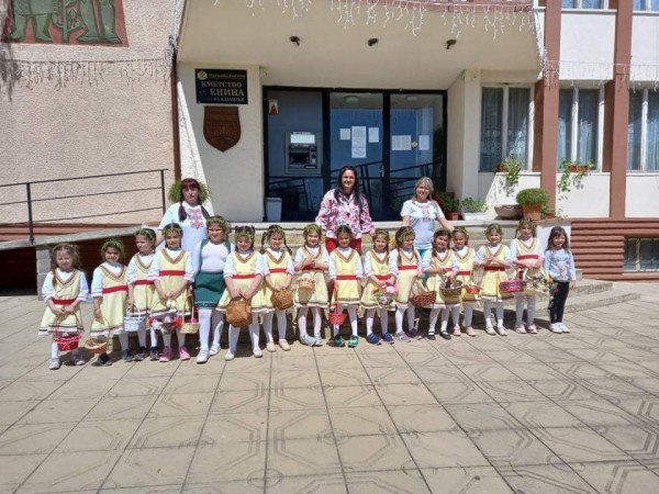 Малки лазарки изненадаха екипа на Кметство Енина