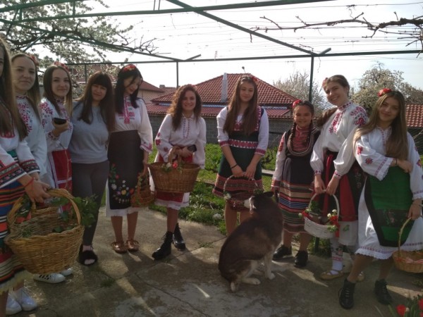 Лазарките бяха посрещнати от шейновци с много усмивки и вълнение